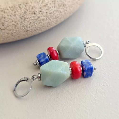 Kolczyki wiszące unikaty z amazonitem, koralem, lapis lazuli i hematytem na stali chirurgicznej – ręcznie tworzona biżuteria z kamieni naturalnych magneska.mom