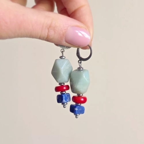 Kolczyki wiszące unikaty z amazonitem, koralem, lapis lazuli i hematytem na stali chirurgicznej – ręcznie tworzona biżuteria z kamieni naturalnych magneska.mom