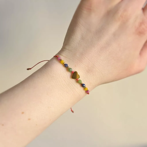 Bransoletka z hematytem, nefrytem, lapis lazuli i kolorowymi agatami na czerwonym sznurku z serduszkiem, ręcznie tworzona biżuteria z kamieni naturalnych magneska.mom