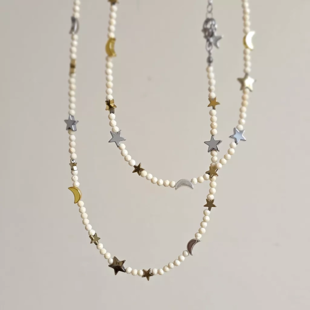 Naszyjnik unikat choker z kamienia rzecznego i hematytu z zawieszkami gwiazd i księżyców, ręcznie tworzona biżuteria dostępna w sklepie magneska.mom
