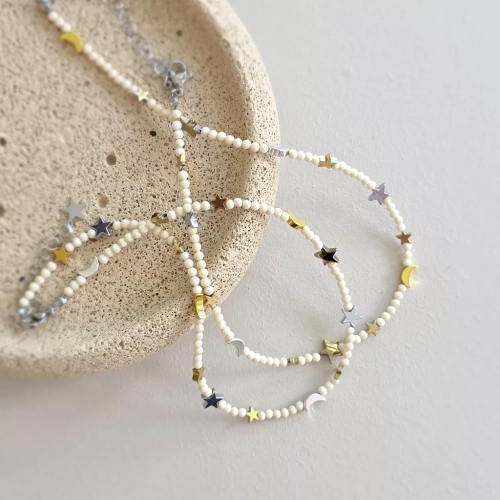 Naszyjnik unikat choker z kamienia rzecznego i hematytu z zawieszkami gwiazd i księżyców, ręcznie tworzona biżuteria dostępna w sklepie magneska.mom