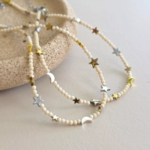 Naszyjnik unikat choker z kamienia rzecznego i hematytu z zawieszkami gwiazd i księżyców, ręcznie tworzona biżuteria dostępna w sklepie magneska.mom