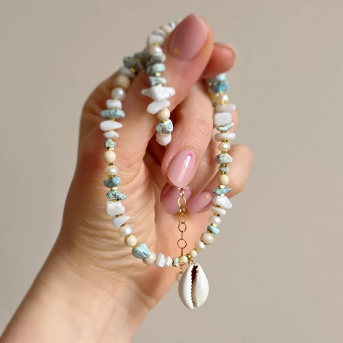 Naszyjnik unikat choker z hemimorfitem, kamieniem rzecznym, perłą, białym jadeitem i hematytem z zawieszką muszelką kauri – ręcznie tworzona biżuteria od magneska.mom