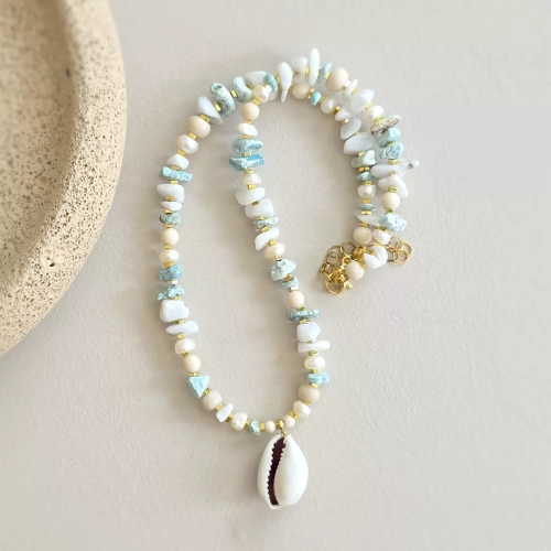 Naszyjnik unikat choker z hemimorfitem, kamieniem rzecznym, perłą, białym jadeitem i hematytem z zawieszką muszelką kauri – ręcznie tworzona biżuteria od magneska.mom