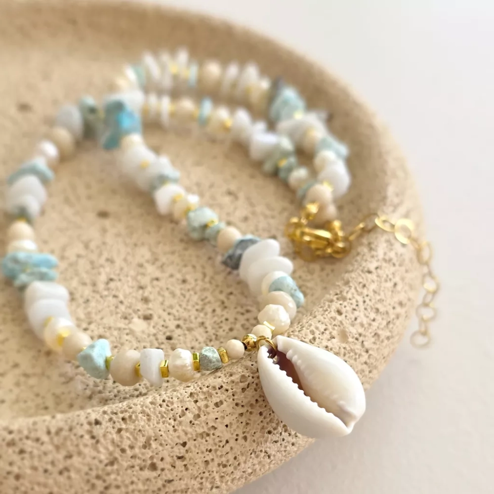 Naszyjnik unikat choker z hemimorfitem, kamieniem rzecznym, perłą, białym jadeitem i hematytem z zawieszką muszelką kauri – ręcznie tworzona biżuteria od magneska.mom