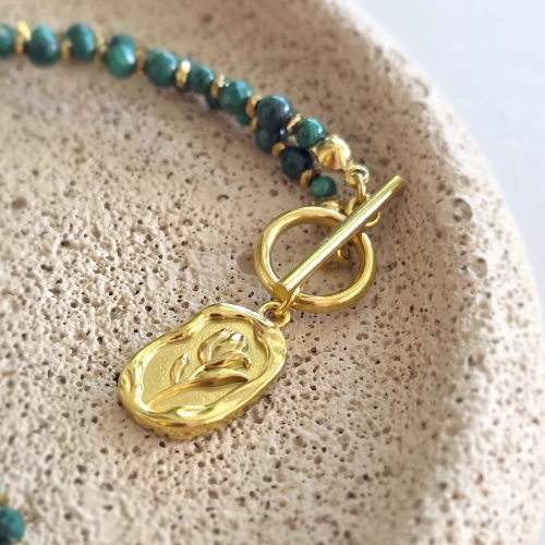 Naszyjnik choker z malachitu i hematytu z ozdobną zawieszką tulipan, ręcznie tworzona biżuteria z kamieni naturalnych dostępna w magneska.mom.