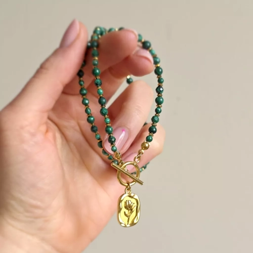 Naszyjnik choker z malachitu i hematytu z ozdobną zawieszką tulipan, ręcznie tworzona biżuteria z kamieni naturalnych dostępna w magneska.mom.