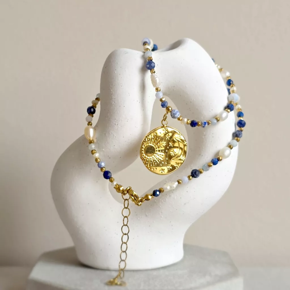 Naszyjnik choker z pereł, sodalitu, angelitu, lapisu lazuli, niebieskiego agatu i hematytu z zawieszką medalion słońce i księżyc, ręcznie tworzona biżuteria z kamieni naturalnych od magneska.mom.