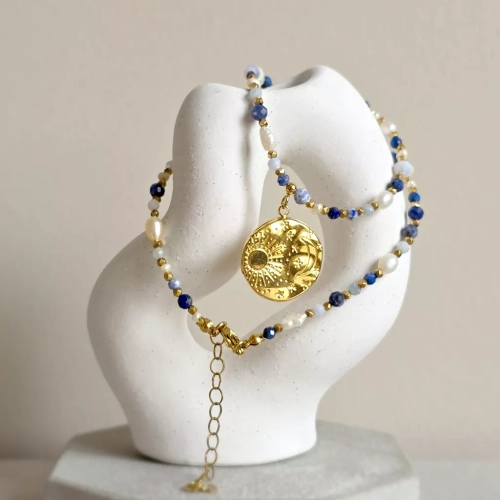 Naszyjnik choker z pereł, sodalitu, angelitu, lapisu lazuli, niebieskiego agatu i hematytu z zawieszką medalion słońce i księżyc, ręcznie tworzona biżuteria z kamieni naturalnych od magneska.mom.