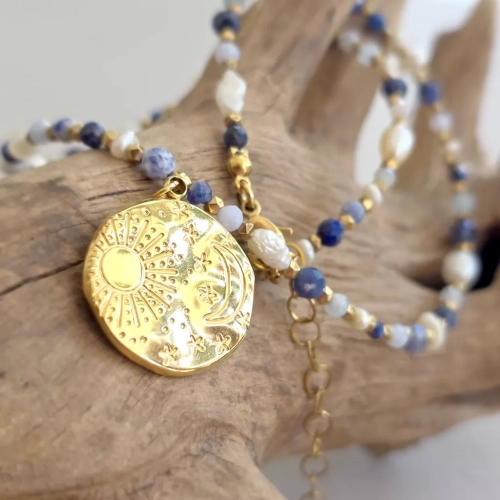 Naszyjnik choker z pereł, sodalitu, angelitu, lapisu lazuli, niebieskiego agatu i hematytu z zawieszką medalion słońce i księżyc, ręcznie tworzona biżuteria z kamieni naturalnych od magneska.mom.