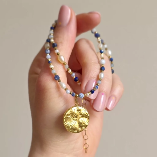 Naszyjnik choker z pereł, sodalitu, angelitu, lapisu lazuli, niebieskiego agatu i hematytu z zawieszką medalion słońce i księżyc, ręcznie tworzona biżuteria z kamieni naturalnych od magneska.mom.
