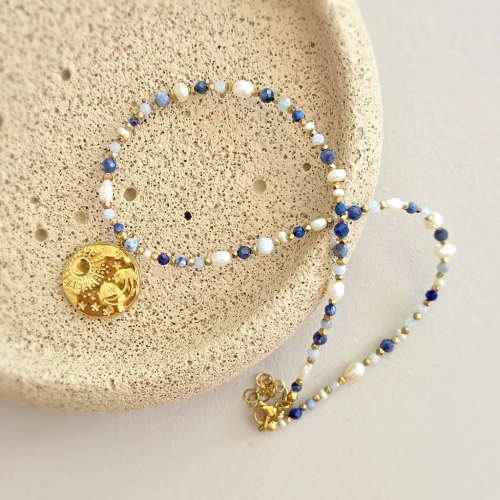 Naszyjnik choker z pereł, sodalitu, angelitu, lapisu lazuli, niebieskiego agatu i hematytu z zawieszką medalion słońce i księżyc, ręcznie tworzona biżuteria z kamieni naturalnych od magneska.mom.