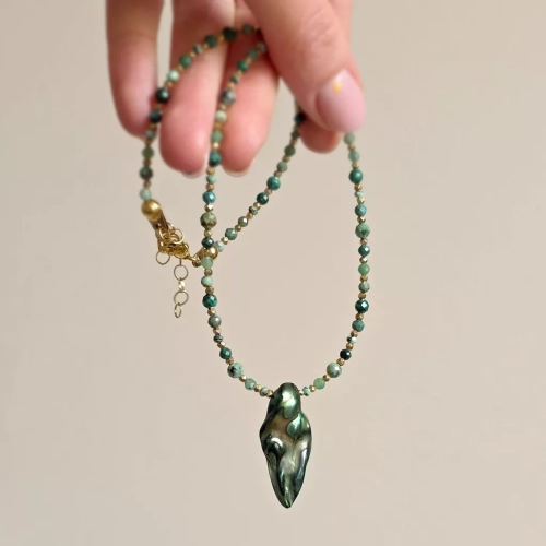 Naszyjnik choker z macicą perłową, malachitem, turkusem, chryzokolą, szmaragdem i hematytem, ręcznie tworzona biżuteria z kamieni naturalnych dostępna w sklepie magneska.mom