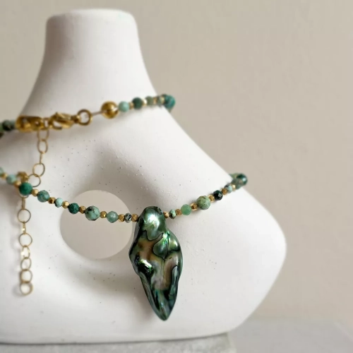 Naszyjnik choker z macicą perłową, malachitem, turkusem, chryzokolą, szmaragdem i hematytem, ręcznie tworzona biżuteria z kamieni naturalnych dostępna w sklepie magneska.mom