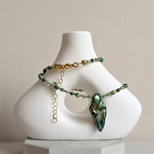 Naszyjnik choker z macicą perłową, malachitem, turkusem, chryzokolą, szmaragdem i hematytem, ręcznie tworzona biżuteria z kamieni naturalnych dostępna w sklepie magneska.mom