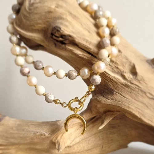 Naszyjnik choker z pereł, agatu oceanicznego, kamienia rzecznego i hematytu z zawieszką lunula, ręcznie tworzona biżuteria z kamieni naturalnych dostępna w sklepie magneska.mom