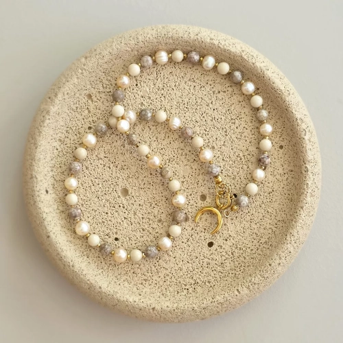 Naszyjnik choker z pereł, agatu oceanicznego, kamienia rzecznego i hematytu z zawieszką lunula, ręcznie tworzona biżuteria z kamieni naturalnych dostępna w sklepie magneska.mom