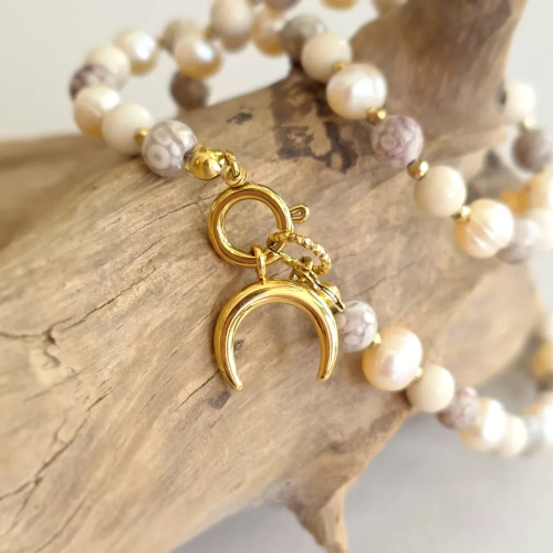 Naszyjnik choker z pereł, agatu oceanicznego, kamienia rzecznego i hematytu z zawieszką lunula, ręcznie tworzona biżuteria z kamieni naturalnych dostępna w sklepie magneska.mom