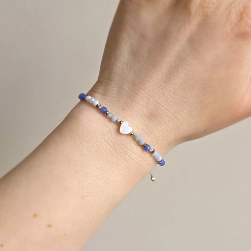 Bransoletka Fullness of calmness z masą perłową w kształcie serca, angelitem, niebieskim agatem i złotym hematytem na szarym sznurku – ręcznie tworzona biżuteria z kamieni naturalnych od magneska.mom