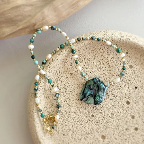 Naszyjnik choker z macicą perłową, malachitem, turkusem, perłami i hematytem w złotych detalach, ręcznie tworzona biżuteria naturalna magneska.mom