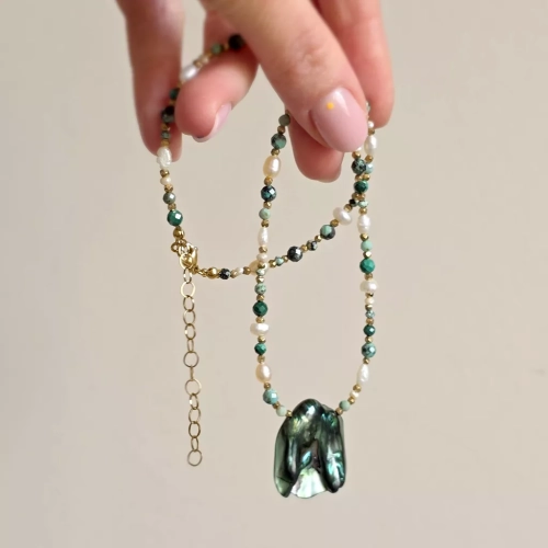 Naszyjnik choker z macicą perłową, malachitem, turkusem, perłami i hematytem w złotych detalach, ręcznie tworzona biżuteria naturalna magneska.mom