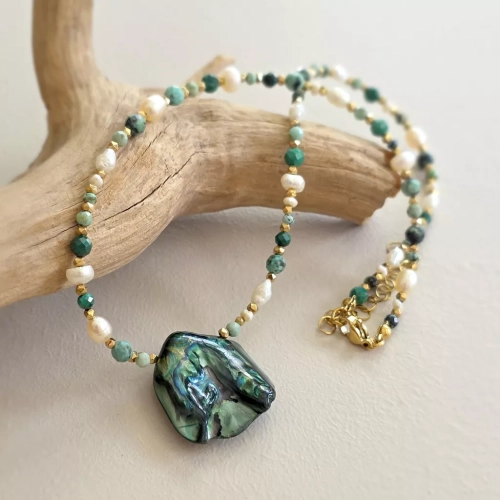 Naszyjnik choker z macicą perłową, malachitem, turkusem, perłami i hematytem w złotych detalach, ręcznie tworzona biżuteria naturalna magneska.mom