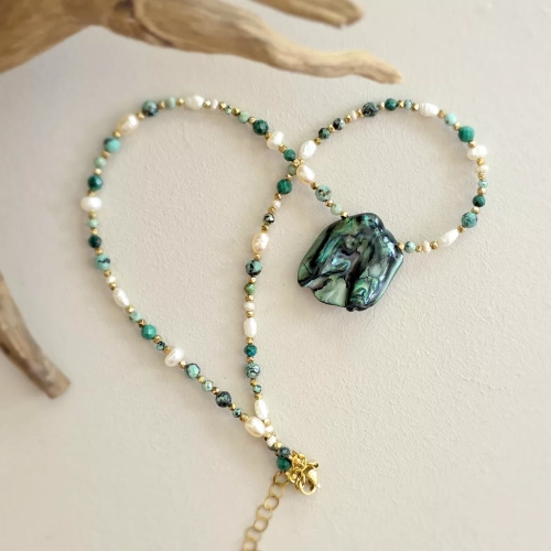 Naszyjnik choker z macicą perłową, malachitem, turkusem, perłami i hematytem w złotych detalach, ręcznie tworzona biżuteria naturalna magneska.mom