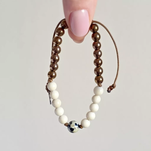 Pebbles męska bransoletka z jaspisem dalmatyńskim, kamieniem rzecznym i hematytem na brązowym sznurku – ręcznie tworzona biżuteria z kamieni naturalnych magneska.mom