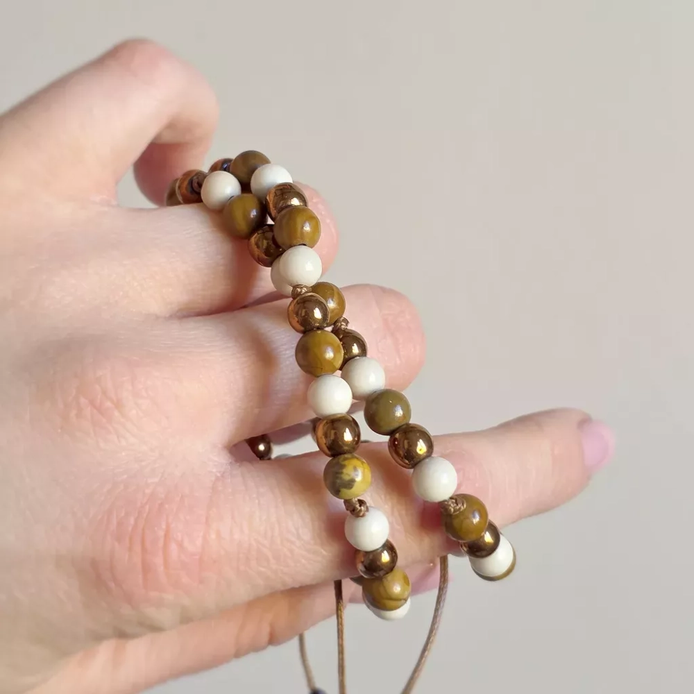 Pebbles męska bransoletka z jaspisem drzewnym, kamieniem rzecznym i hematytem na brązowym sznurku – ręcznie tworzona biżuteria z kamieni naturalnych magneska.mom