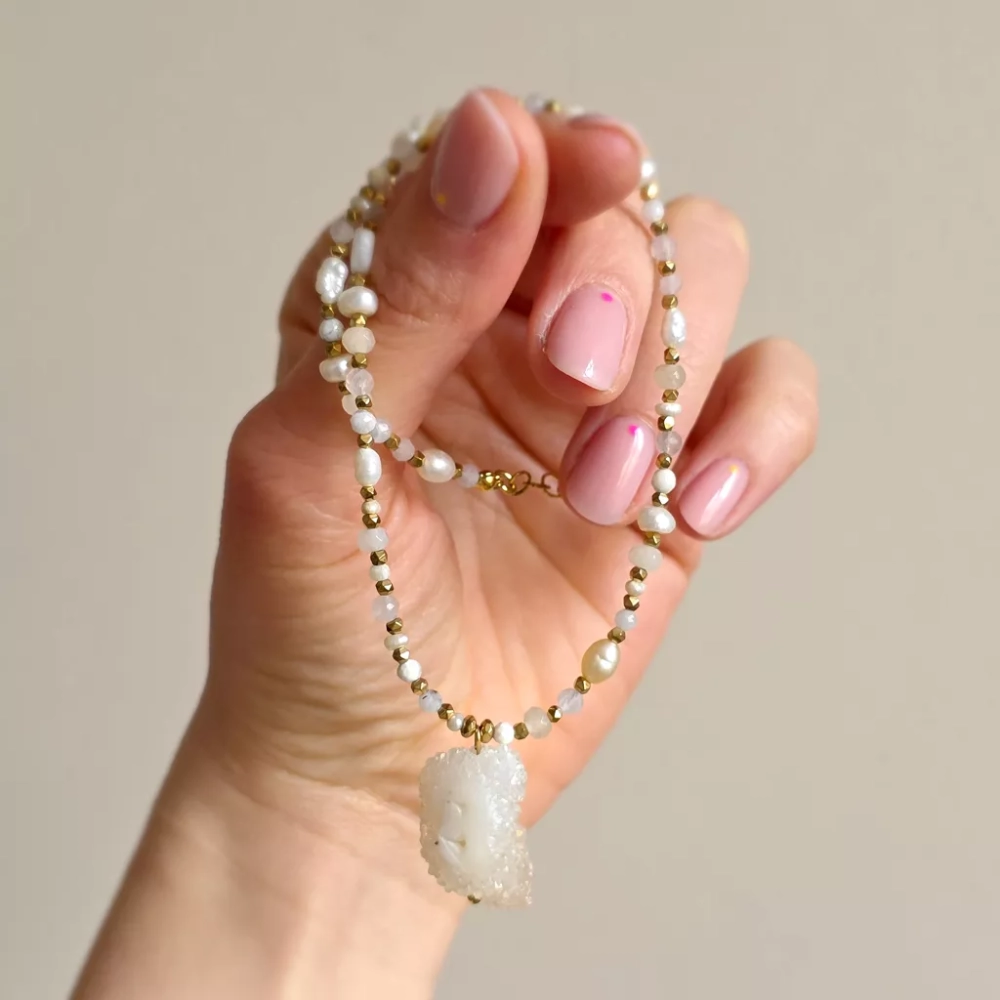Naszyjnik choker z kwarcem solarnym, perłą, agatem, jadeitem, kwarcem różowym i hematytem – ręcznie tworzona biżuteria z kamieni naturalnych magneska.mom