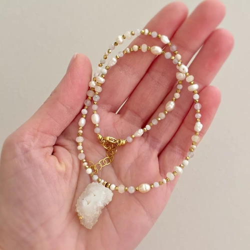 Naszyjnik choker z kwarcem solarnym, perłą, agatem, jadeitem, kwarcem różowym i hematytem – ręcznie tworzona biżuteria z kamieni naturalnych magneska.mom