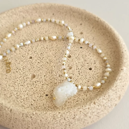 Naszyjnik choker z kwarcem solarnym, perłą, agatem, jadeitem, kwarcem różowym i hematytem – ręcznie tworzona biżuteria z kamieni naturalnych magneska.mom
