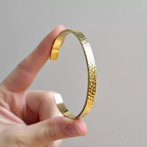 Bransoleta bangle ze stali chirurgicznej, młotkowany wzór. Biżuteria uzupełniająca kamienie naturalne. magneska.mom