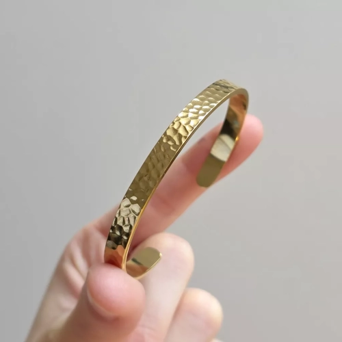 Bransoleta bangle ze stali chirurgicznej, młotkowany wzór. Biżuteria uzupełniająca kamienie naturalne. magneska.mom
