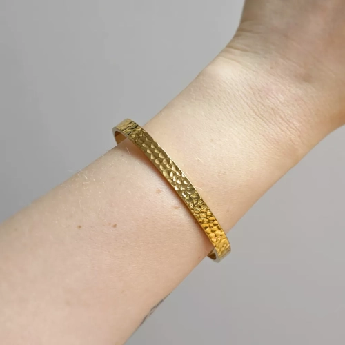 Bransoleta bangle ze stali chirurgicznej, młotkowany wzór. Biżuteria uzupełniająca kamienie naturalne. magneska.mom