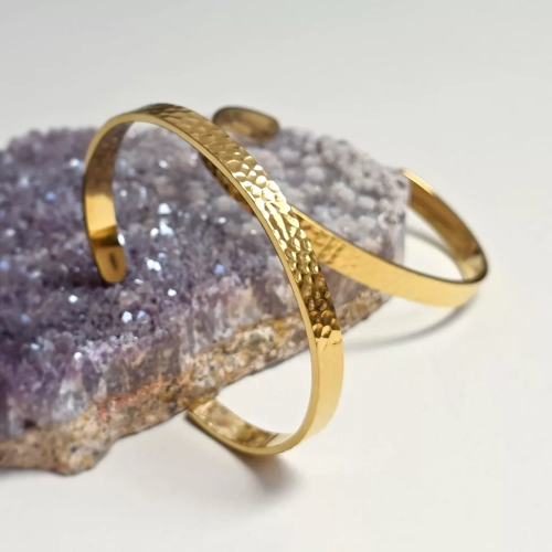 Bransoleta bangle ze stali chirurgicznej, młotkowany wzór. Biżuteria uzupełniająca kamienie naturalne. magneska.mom