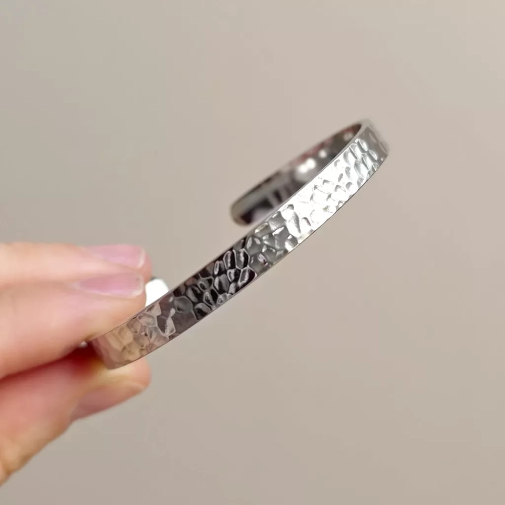 Bransoletka stal chirurgiczna młotkowana bangle. magneska.mom biżuteria dla Ciebie