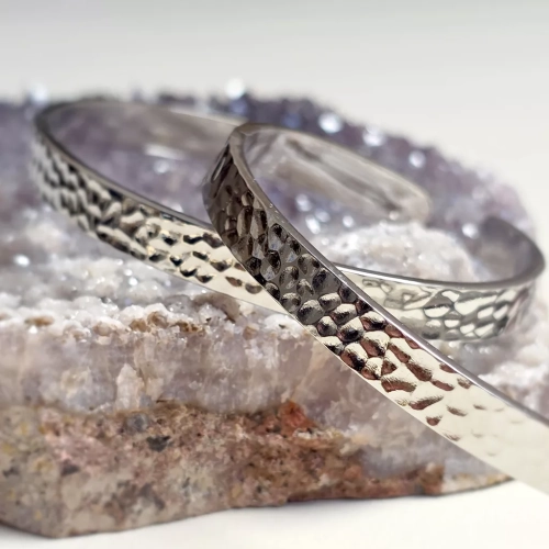 Bransoletka stal chirurgiczna młotkowana bangle. magneska.mom biżuteria dla Ciebie