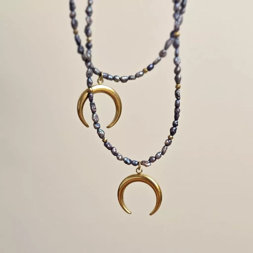 Naszyjnik choker z granatowych pereł i hematytu z zawieszką lunula – ręcznie tworzona biżuteria z kamieni naturalnych magneska.mom