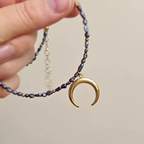 Naszyjnik choker z granatowych pereł i hematytu z zawieszką lunula – ręcznie tworzona biżuteria z kamieni naturalnych magneska.mom