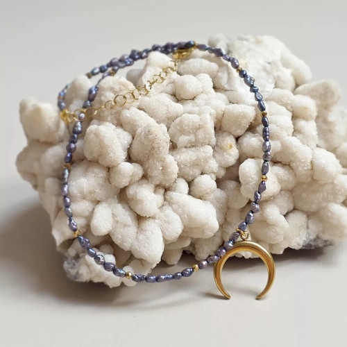 Naszyjnik choker z granatowych pereł i hematytu z zawieszką lunula – ręcznie tworzona biżuteria z kamieni naturalnych magneska.mom