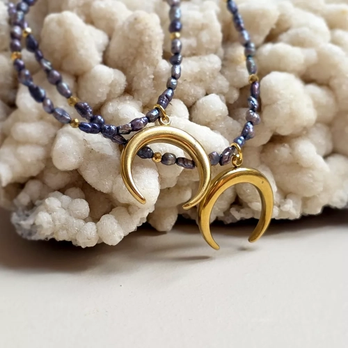 Naszyjnik choker z granatowych pereł i hematytu z zawieszką lunula – ręcznie tworzona biżuteria z kamieni naturalnych magneska.mom