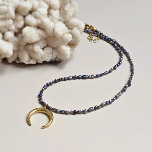 Naszyjnik choker z granatowych pereł i hematytu z zawieszką lunula – ręcznie tworzona biżuteria z kamieni naturalnych magneska.mom