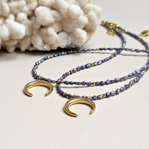 Naszyjnik choker z granatowych pereł i hematytu z zawieszką lunula – ręcznie tworzona biżuteria z kamieni naturalnych magneska.mom