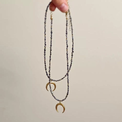 Naszyjnik choker z granatowych pereł i hematytu z zawieszką lunula – ręcznie tworzona biżuteria z kamieni naturalnych magneska.mom