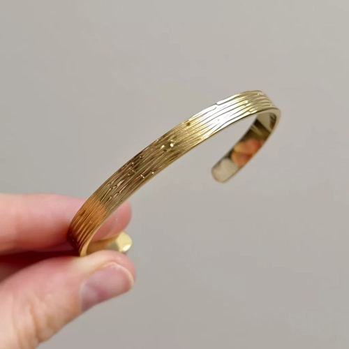 Bransoletka bangle złota stal chirurgiczna ze wzorem. magneska.mom biżuteria ze stali szlachetnej