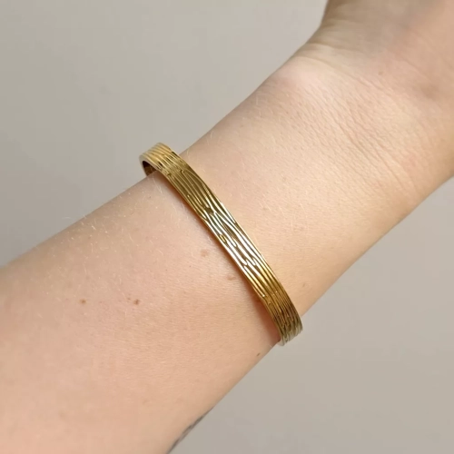 Bransoletka bangle złota stal chirurgiczna ze wzorem. magneska.mom biżuteria ze stali szlachetnej