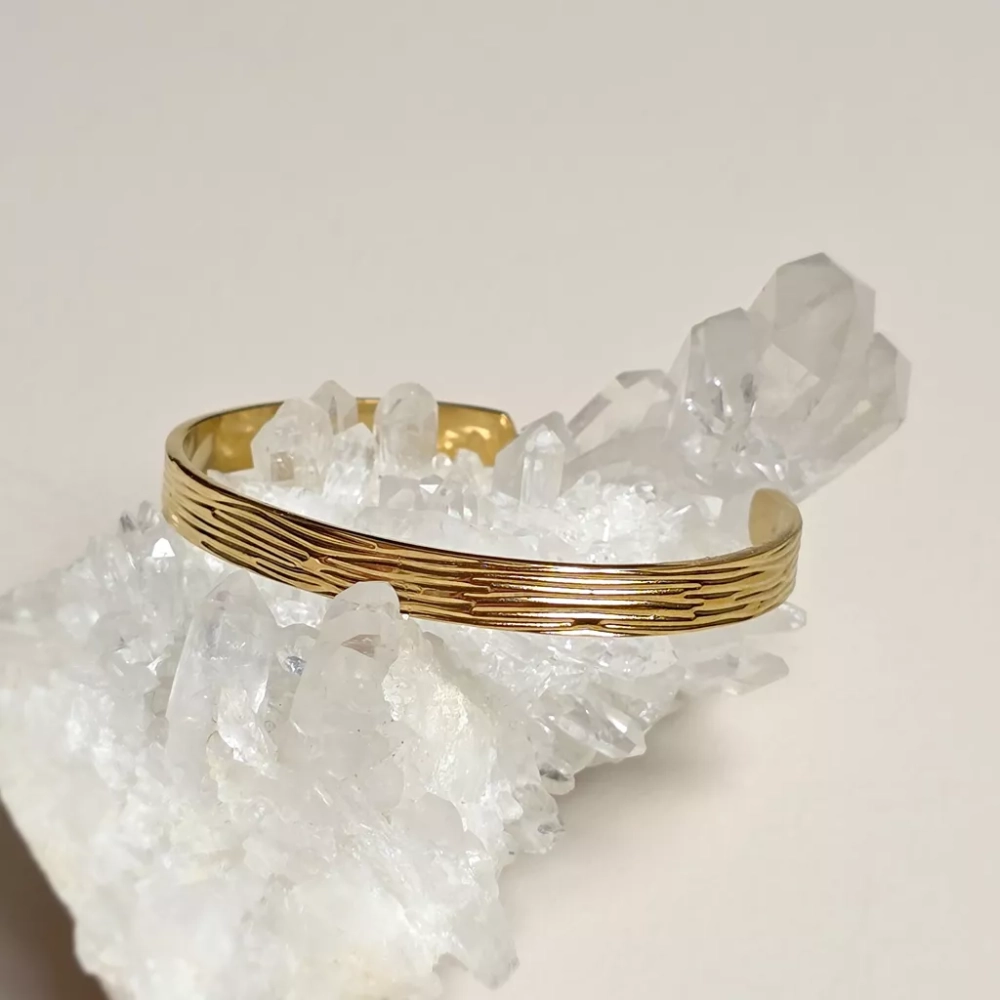 Bransoletka bangle złota stal chirurgiczna ze wzorem. magneska.mom biżuteria ze stali szlachetnej