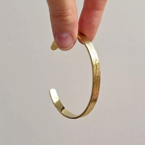 Bransoletka bangle złota stal chirurgiczna ze wzorem. magneska.mom biżuteria ze stali szlachetnej