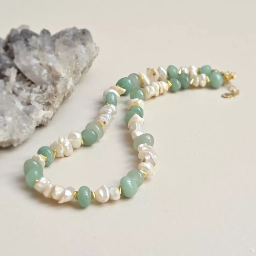 Unikatowy naszyjnik choker z nieregularnych pereł, zielonego awenturynu i hematytu. Naturalna biżuteria pełna kobiecości, harmonii, świeżości i organicznego piękna. magneska.mom